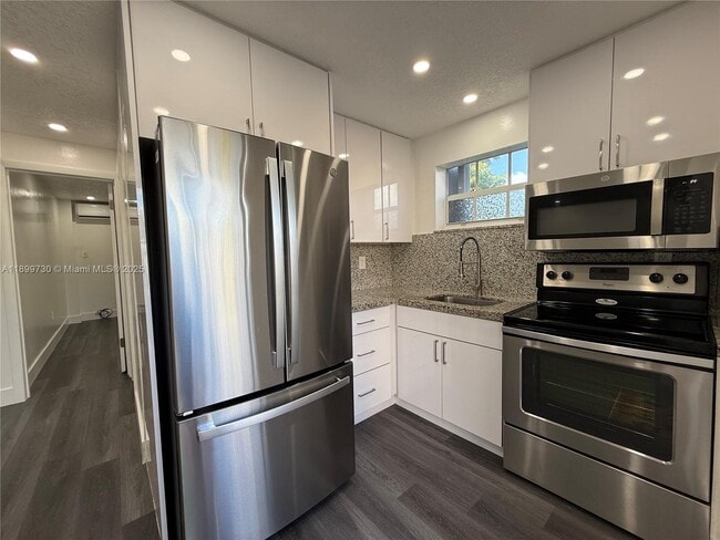 Building Photo - 132 NW 32nd Ct Unit 2