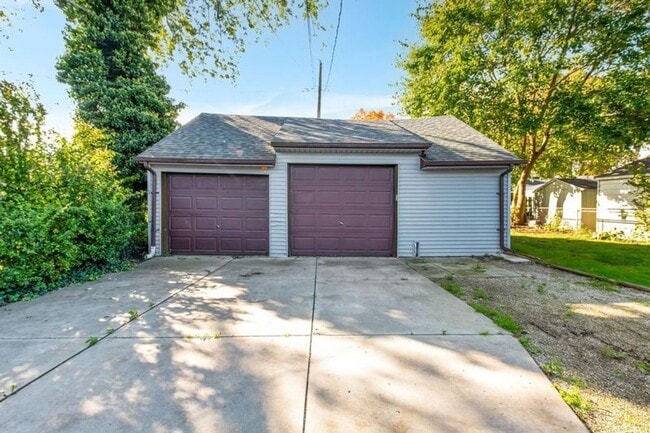 Photo - 22100 Revere St