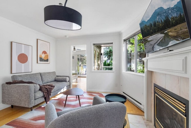 Building Photo - 1126 W 11th Ave Unit ID1051816P