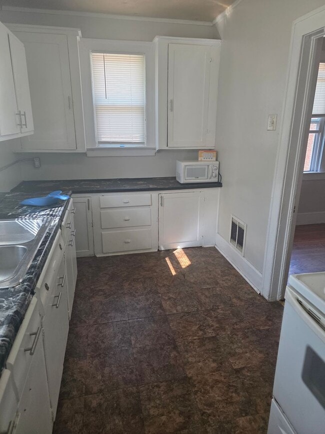 Photo - 2419 State St Unidad A