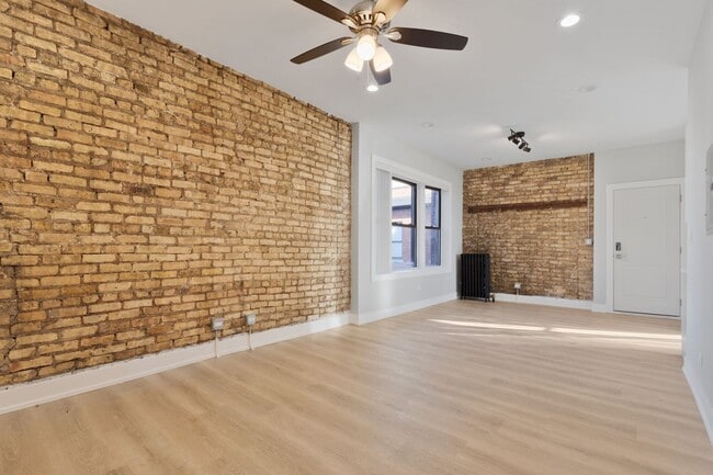 Building Photo - 7411 N Clark St Unit 3 Rental