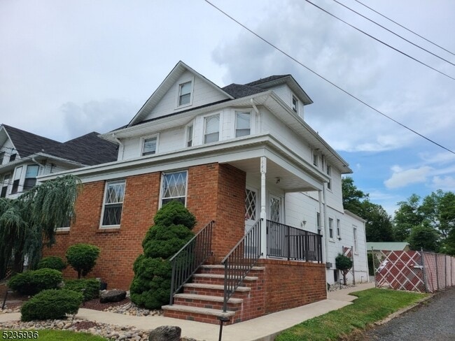 Building Photo - 122 Somerset St Unit 122 Rental