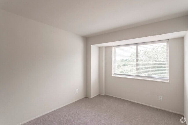2 BR, 1 BA - 890 SF