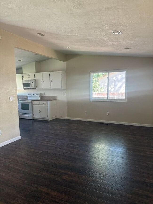 Spacious 3-Bedroom Home in Reno with a Large Backyard