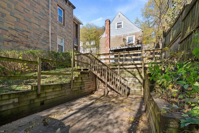 Photo - SCORE 50% OFF 1ST MONTH'S RENT IF SIGNED BY DEC 12! Cozy 3 Bedroom home in McKees Rocks available...