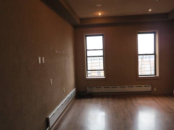 Photo - 68-07 Fresh Pond Rd