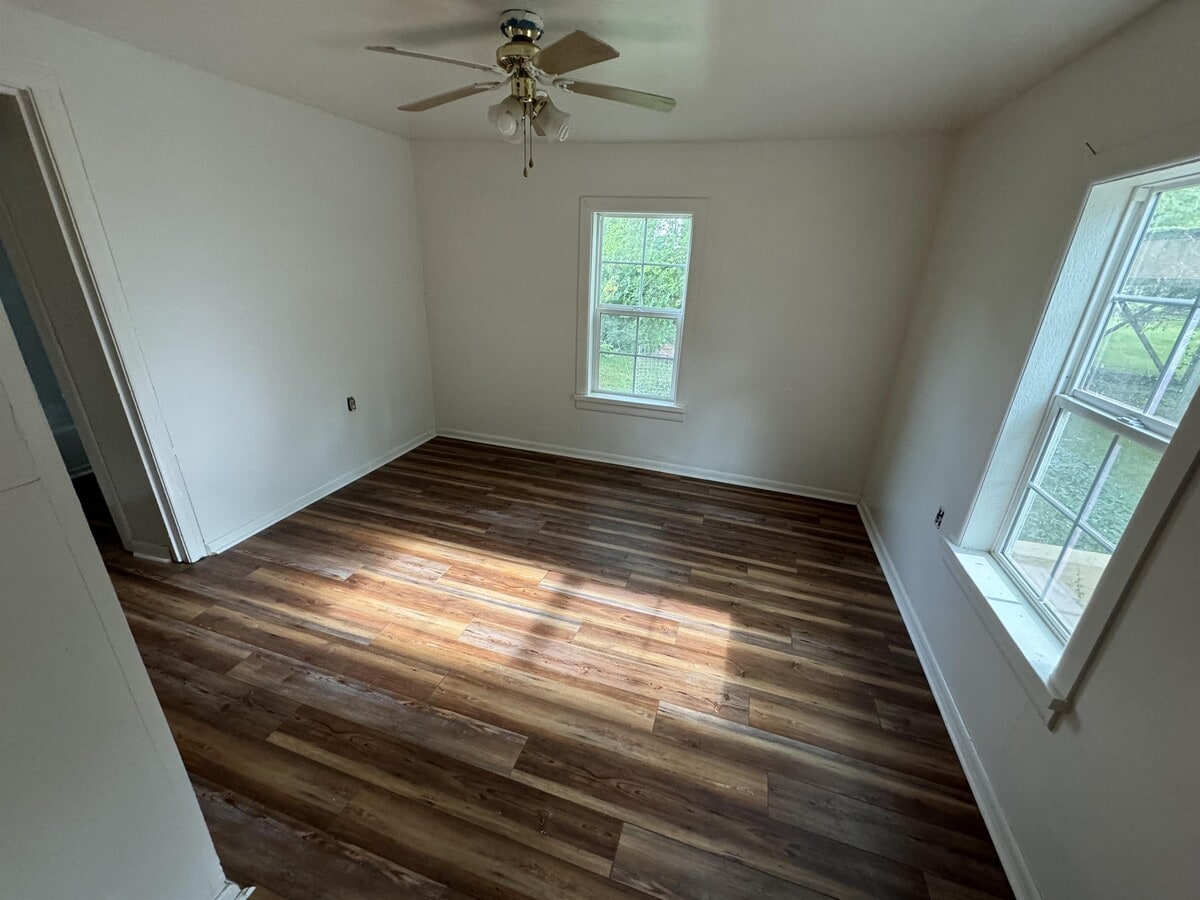 Photo - 872 Youngs Ln