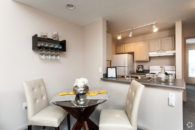 1BR, 1BA - 720 SF - Lakeshore (Up) - Glenchester Lakes