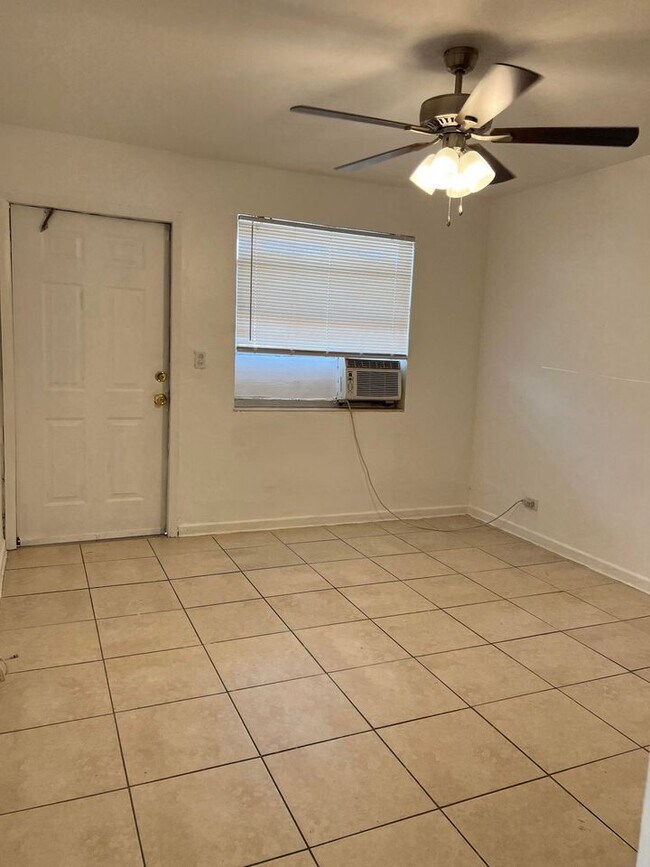 Photo - 922 5th St Apartamentos