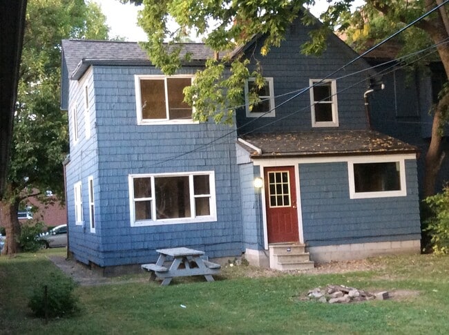 Photo - 4 bedroom 1 1/2 bath single family house with yard.