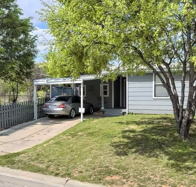 Building Photo - 1701 Colvin St