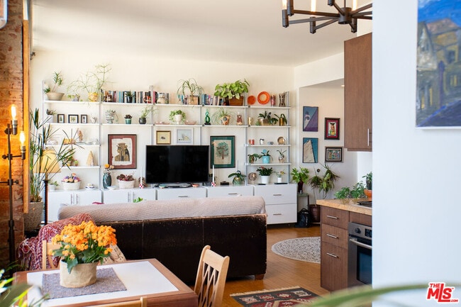 Building Photo - 460 S Spring St Unit 1002