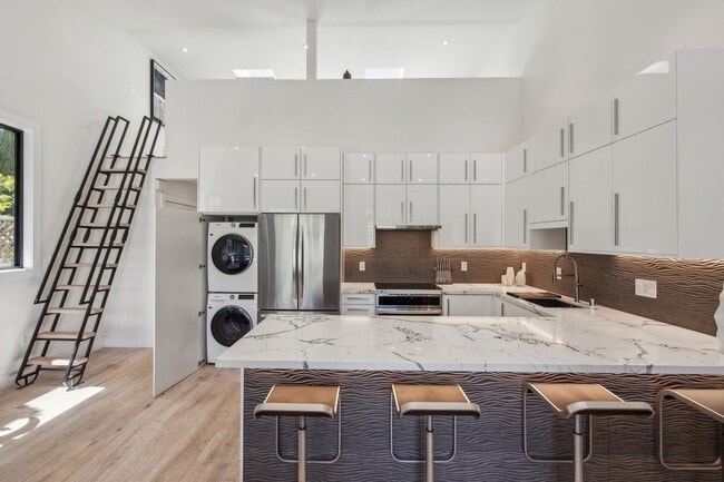 Building Photo - Newly Built Home With Loft in Downtown Palo Alto
