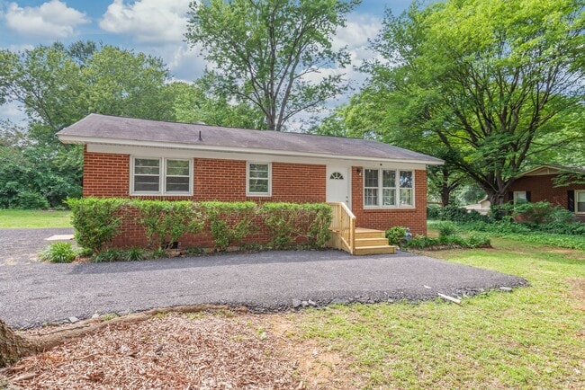 Building Photo - Brick Ranch Home in Union County