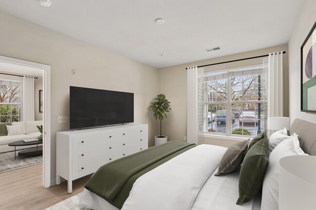 Dormitorio con acabados actualizados con nuevo piso de superficie dura. - Avalon Falls Church