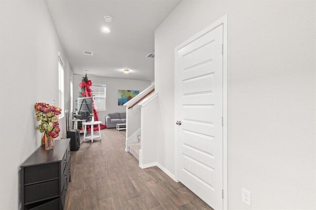 Photo - 242 Barley Ln