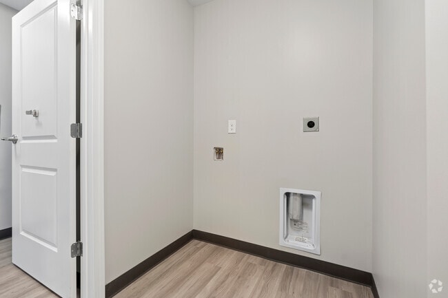 2BR, 1BA - 833SF - Laundry