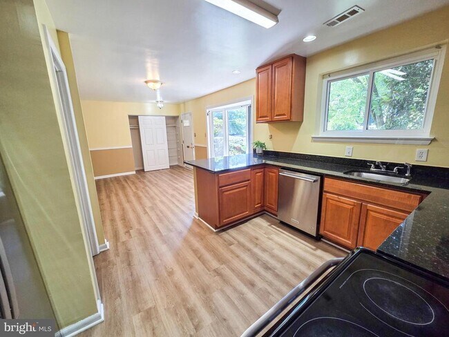 Photo - 305 Hillsboro Dr