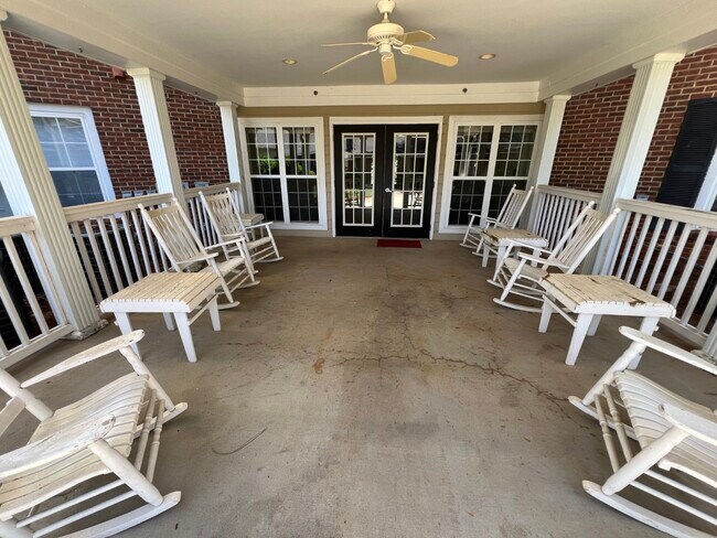 Laurel Oaks - Outdoor Lounge