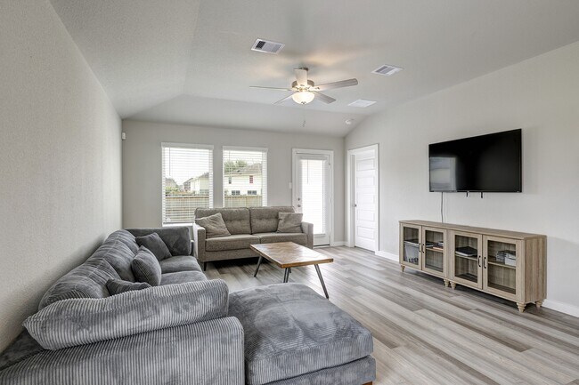 Building Photo - 5638 Madden Ln