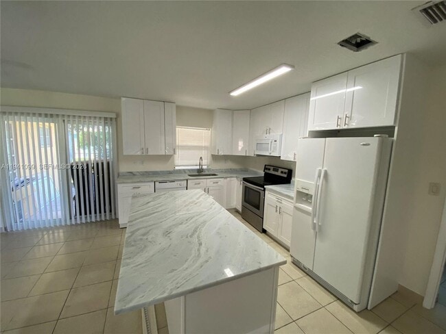 Photo - 851 SW 63rd Way