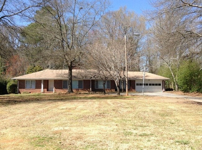 Building Photo - HUGE House near Athens Tech FOR RENT