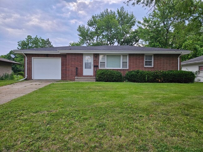 Building Photo - 413 SW Westlawn Dr
