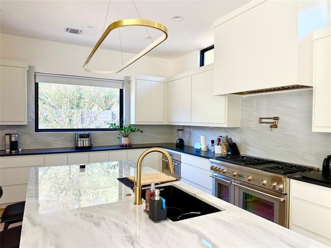 Photo - 2015 De Verne St