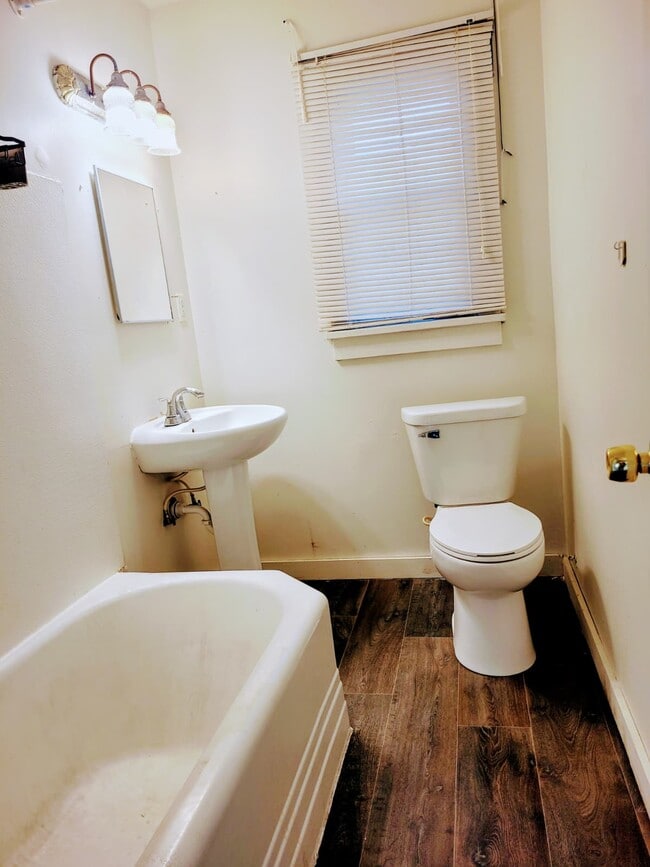 Photo - 2124 W 1st St