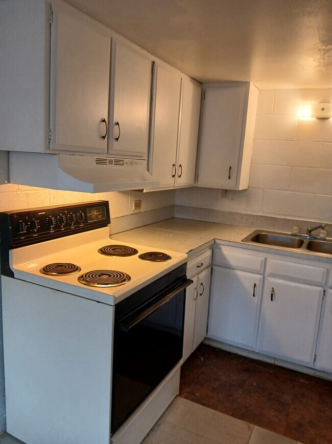 Kitchen - 1051 S 4th Ave Unit 23