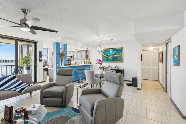 Building Photo - 106 Lake Emerald Dr Unit 414