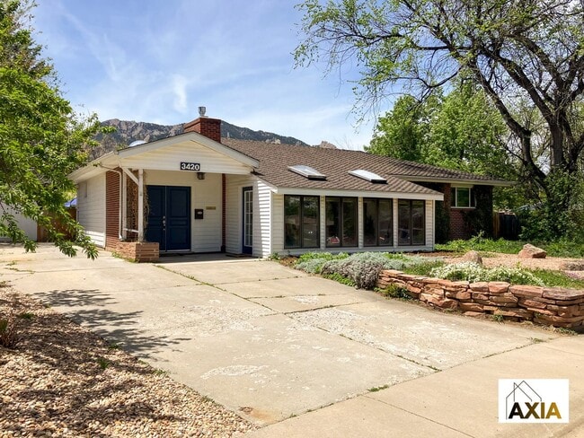 Building Photo - 5BD/3BA in Martin Acres w/a Backyard Oasis!