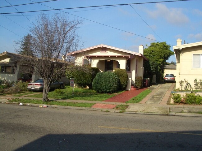 Building Photo - COMING SOON: 3 Bedroom 1 Bath House