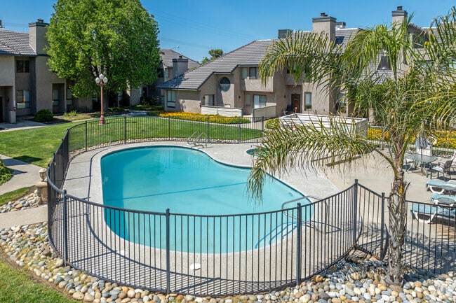 Pool - Oakbridge Condos