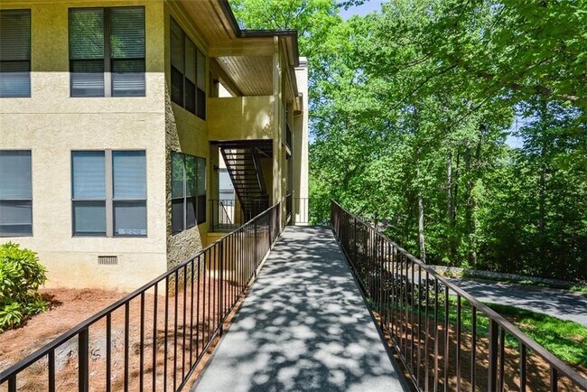 607 Lismore SE