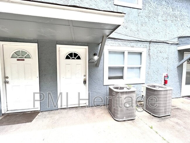 Building Photo - 813 N Pleasant St Unit Apt E