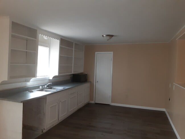 Photo - 300 W 12th St