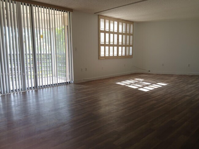 Photo - 1300 St Charles Pl Unidad 222