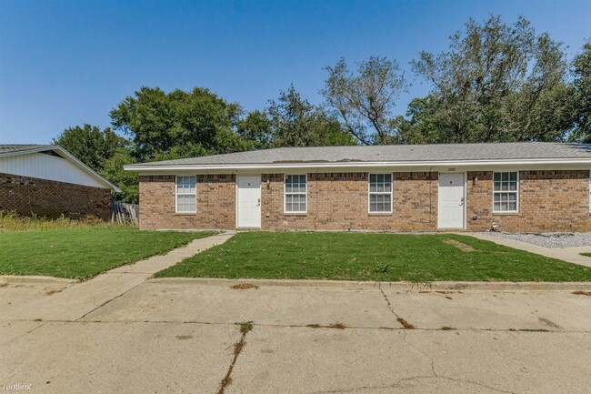 2 br, 1 bath Triplex - 3410 Green Briar Ci... - 2 br, 1 bath Triplex - 3410 Green Briar Ci... Rental