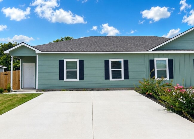 Building Photo - Elegant Home in Seguin!