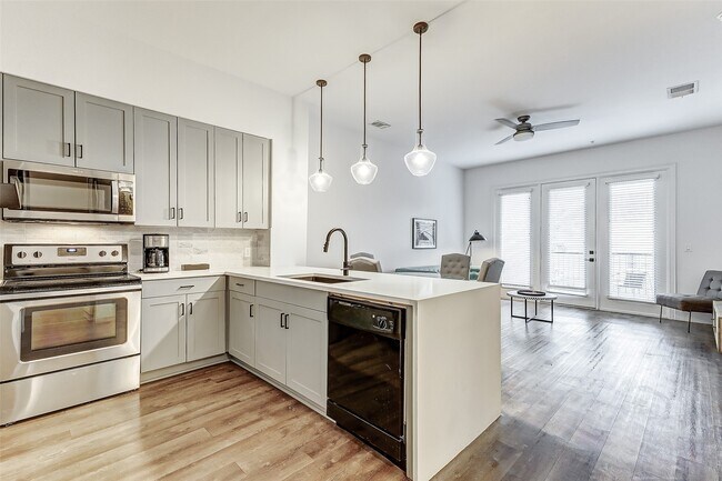 Building Photo - 1508 Blodgett St Unit 406 Rental