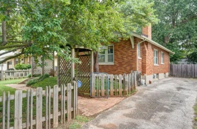 Photo - Spacious 3-Bedroom, 1-Bathroom Home AVAILABLE NOW!!