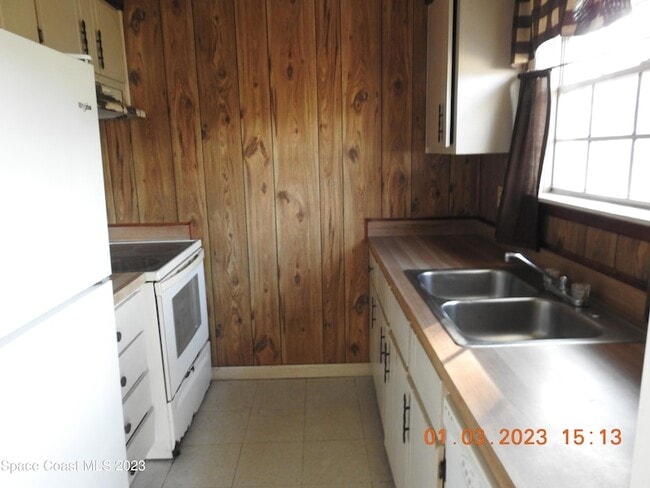 Photo - 484 Bridgeport Ave NW