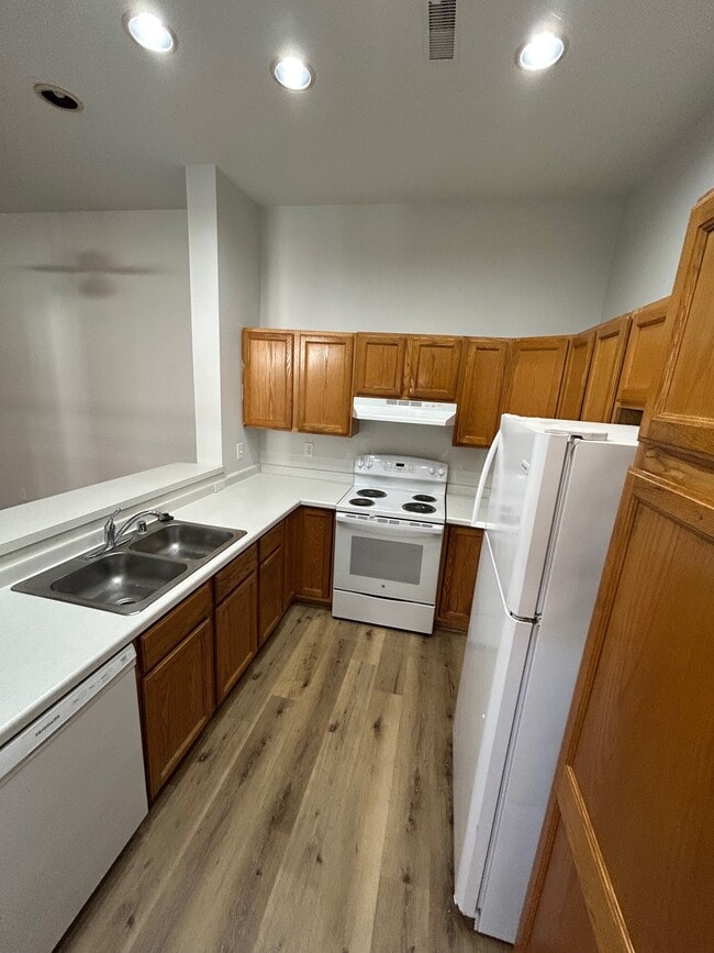1317-1332 Hillwood Blvd