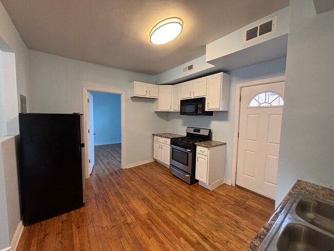 Building Photo - 3436 W Huron St Unit 2W