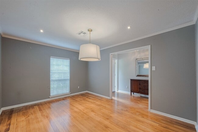 Photo - 927 Carlingford Ln