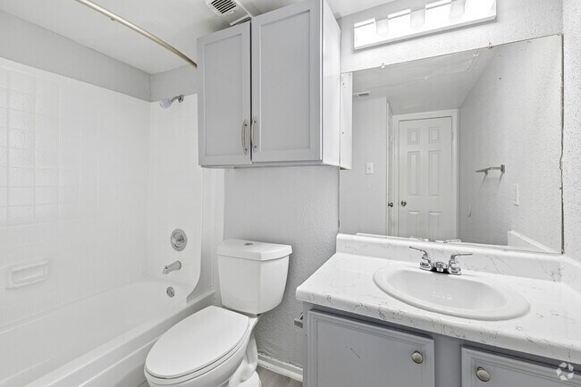 1BR, 1BA - 703SF - Primary Bathroom
