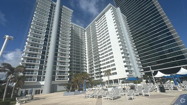 Building Photo - 2030 S Ocean Dr Unit 2004 Rental