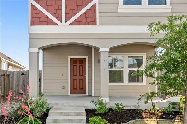 Photo - 215 Friendship Oak Dr