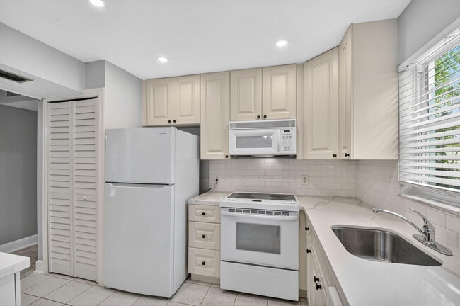 Building Photo - 310 S J St Unit 2